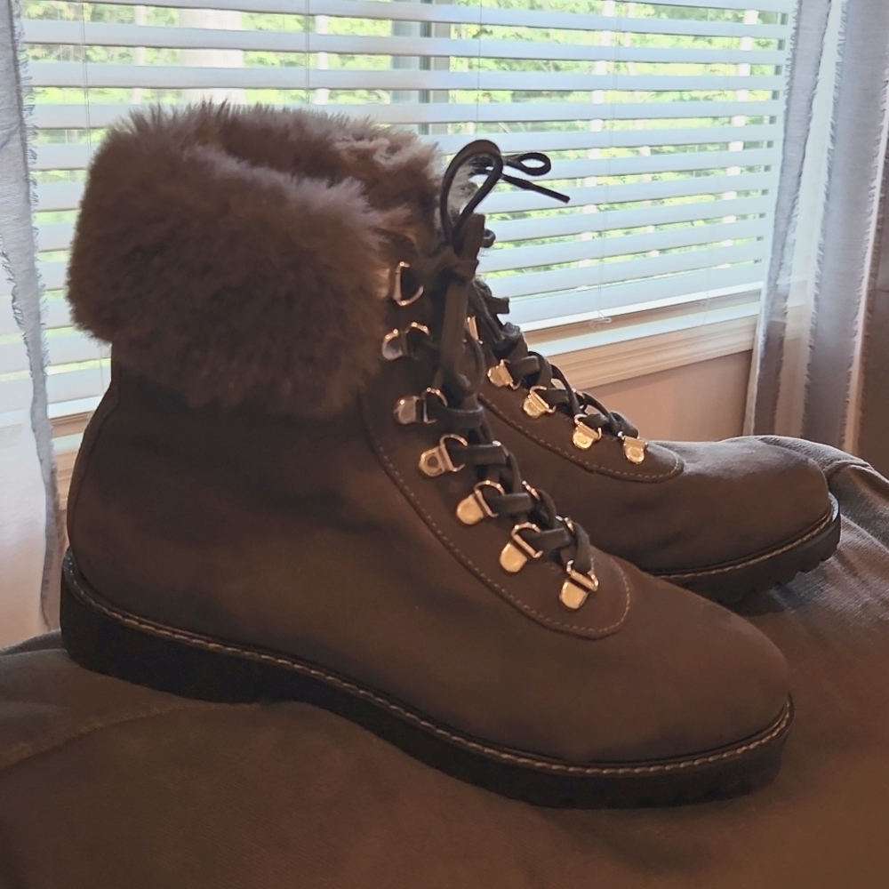 Gray bootie boots with fur